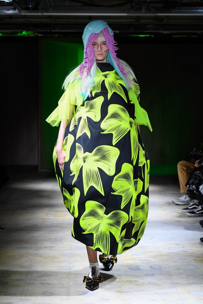 Koleksi busana Spring/Summer 2022 Comme Des Garcons yang bertemakan floral. Foto: Comme Des Garcons.