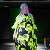 Koleksi busana Spring/Summer 2022 Comme Des Garcons yang bertemakan floral. Foto: Comme Des Garcons.