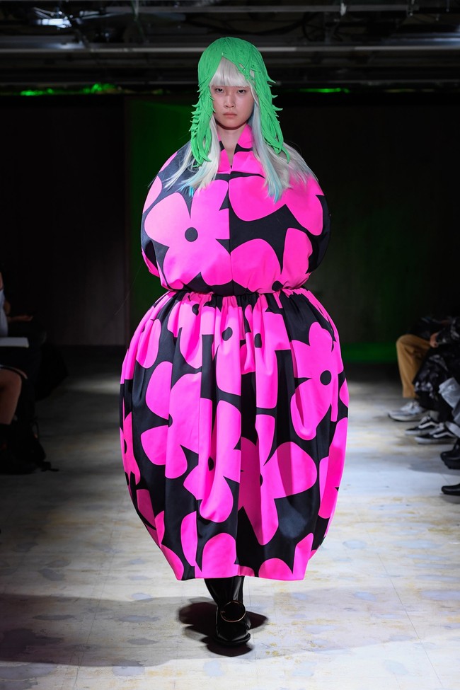 Koleksi busana Spring/Summer 2022 Comme Des Garcons yang bertemakan floral. Foto: Comme Des Garcons.