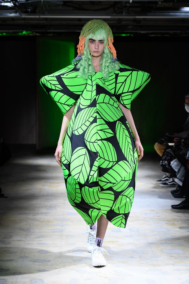 Koleksi busana Spring/Summer 2022 Comme Des Garcons yang bertemakan floral. Foto: Comme Des Garcons.
