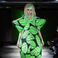 Koleksi busana Spring/Summer 2022 Comme Des Garcons yang bertemakan floral. Foto: Comme Des Garcons.