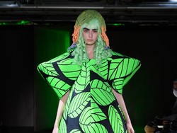 10 Koleksi Comme Des Garcons Spring/Summer 2022, Baju Unik Bertema Floral