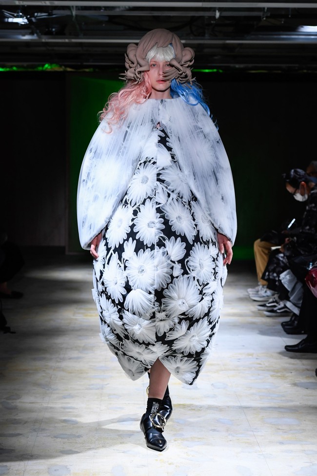 Koleksi busana Spring/Summer 2022 Comme Des Garcons yang bertemakan floral.. Foto: Comme Des Garcons.