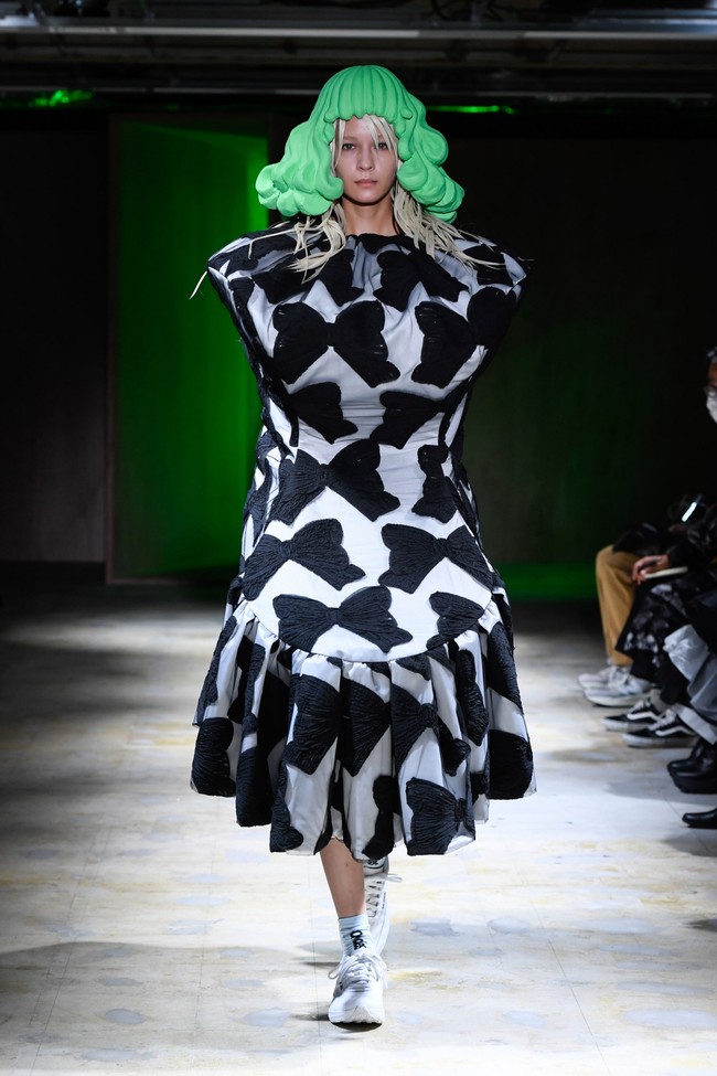 Koleksi busana Spring/Summer 2022 Comme Des Garcons yang bertemakan floral. Foto: Comme Des Garcons.