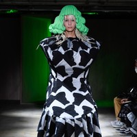 Koleksi busana Spring/Summer 2022 Comme Des Garcons yang bertemakan floral. Foto: Comme Des Garcons.