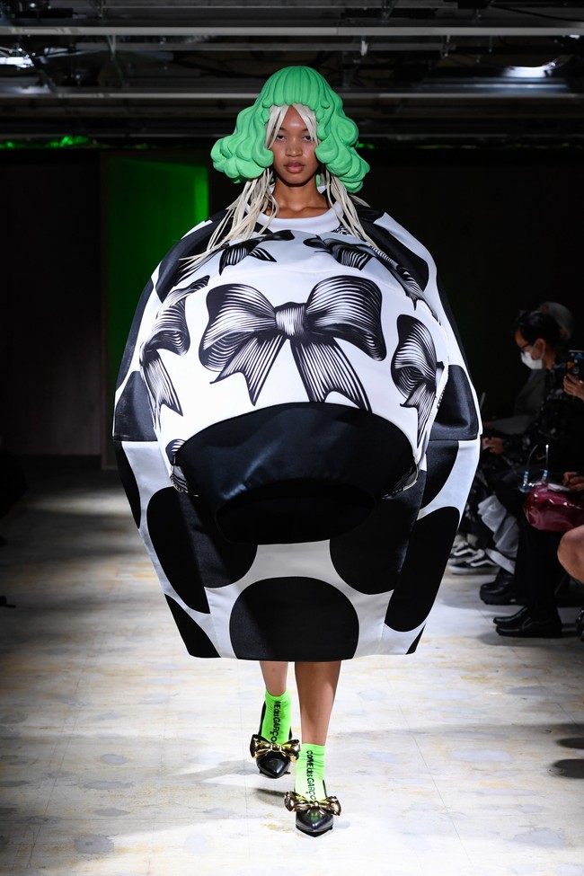 Koleksi busana Spring/Summer 2022 Comme Des Garcons yang bertemakan floral. Foto: Comme Des Garcons.