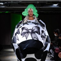 Koleksi busana Spring/Summer 2022 Comme Des Garcons yang bertemakan floral. Foto: Comme Des Garcons.