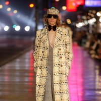 Gucci memamerkan busana terbarunya yang bertajuk Gucci Love Parade untuk koleksi Spring/Summer 2022. Foto: dok. Gucci.