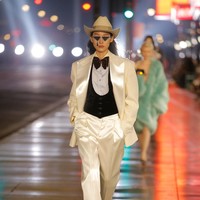 Gucci memamerkan busana terbarunya yang bertajuk Gucci Love Parade untuk koleksi Spring/Summer 2022. Foto: dok. Gucci.