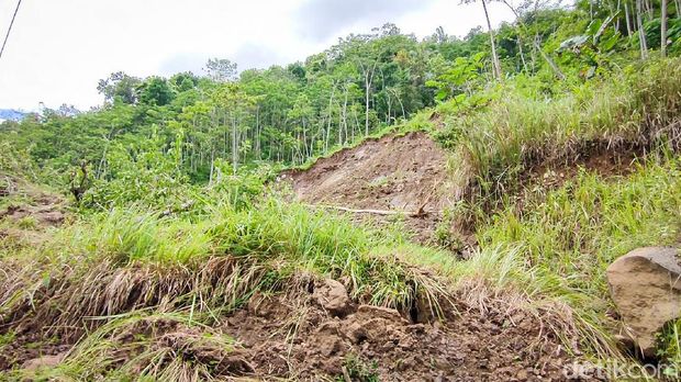 Kondisi wisata Kedung Pedut yang tutup imbas longsor di Dusun Kembang, Kalurahan Jatimulyo, Girimulyo, Kulon Progo, Rabu (17/11/2021).