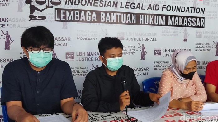 Konferensi pers LBH Makassar-Kontras Sulawesi soal 4 kasus pembunuhan diduga libatkan polisi. (Hermawan/detikcom)