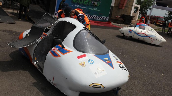KONTES MOBIL HEMAT ENERGI Peserta memacu mobilnya saat mengikuti Kontes Mobil Hemat Energi (KMHE) di Sirkuit Gelora Bung Tomo (GBT), Surabaya, Jawa Timur, Rabu (17/11/2021). Sebanyak 24 tim peserta kontes lolos ke final ajang yang digelar oleh Kementerian Pendidikan, Kebudayaan, Riset dan Teknologi (Kemendikbudristek) tersebut. ANTARA FOTO/Didik Suhartono/rwa.