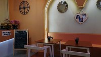 Selain traveler dapat menyantap masakan khas Korea, traveler juga bisa puas dan asyik berswafoto dengan latar belakang Korea style yang akan sangat kental dirasakan oleh traveler ketika masuk ke dalam kedai kopi ini.