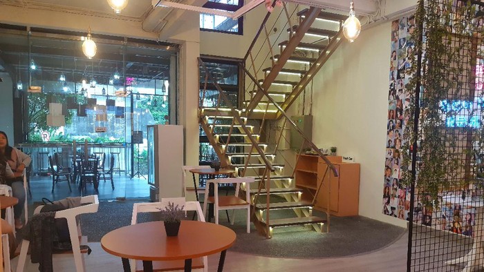 Kedai kopi pada hakikatnya sebuah tempat dimana kita menikmati kopi bersama teman, keluarga, dan pasangan. Namun Kopi Chuseyo di Bogor ini mengusung tema nuansa Korea Selatan.