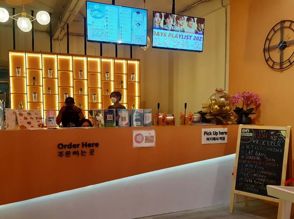 Kafe dengan nuansa Korea Selatan bisa kamu temui di Kedai Kopi Chuseyo. Selain desainnya yang banyak memajang poster K-Pop, menunya pun menawarkan hidangan khas Korea Selatan (Dok Instagram @frameofjndrl)