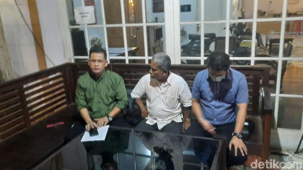 Kuasa hukum komisioner KPU Tanjabtim gelar konfrensi pers terkait arogansi dan kesewenangan pihak Kejari (Ferdi Almunanda/detikcom)
