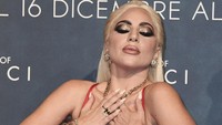 Lady Gaga hidup sebagai Patrizia Reggiani selama satu setengah tahun dan hanya berbicara dengan aksen italia saja untuk film House of Gucci (2021). AP/Gian Mattia DAlberto