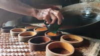 Kepala Dusun Kampung Adat Kuta Didi Sardi menjelaskan dari 258 penduduk yang menghuni 111 rumah panggung di kampung ini, hampir setengahnya memproduksi gula. Namun pada umumnya kebanyakan berprofesi sebagai petani. Foto: detikFood/Dadang Hermansyah