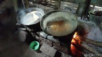 Proses pembuatan gula aren diawali dengan menyadap atau mengambil nira menggunakan lodong (bambu). Warga biasa mengambilnya pada pagi hari dan sore hari secara bergantian. Foto: detikFood/Dadang Hermansyah