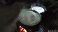 Di Kampung Adat Kuta ini terdapat ribuan pohon aren atau enau. Pohon ini merupakan warisan dari sesepuh terdahulu. Hal ini yang menjadikan warga sekitar memanfaatkannya untuk membuat gula aren. Foto: detikFood/Dadang Hermansyah