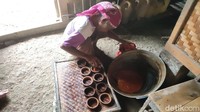 Satu lodong nira itu kemudian dimasak menggunakan tungku tradisional. Prosesnya bisa memakan waktu berjam-jam, dari pagi sampai siang. Setelah nira mengental, kemudian terus diaduk-aduk. Foto: detikFood/Dadang Hermansyah