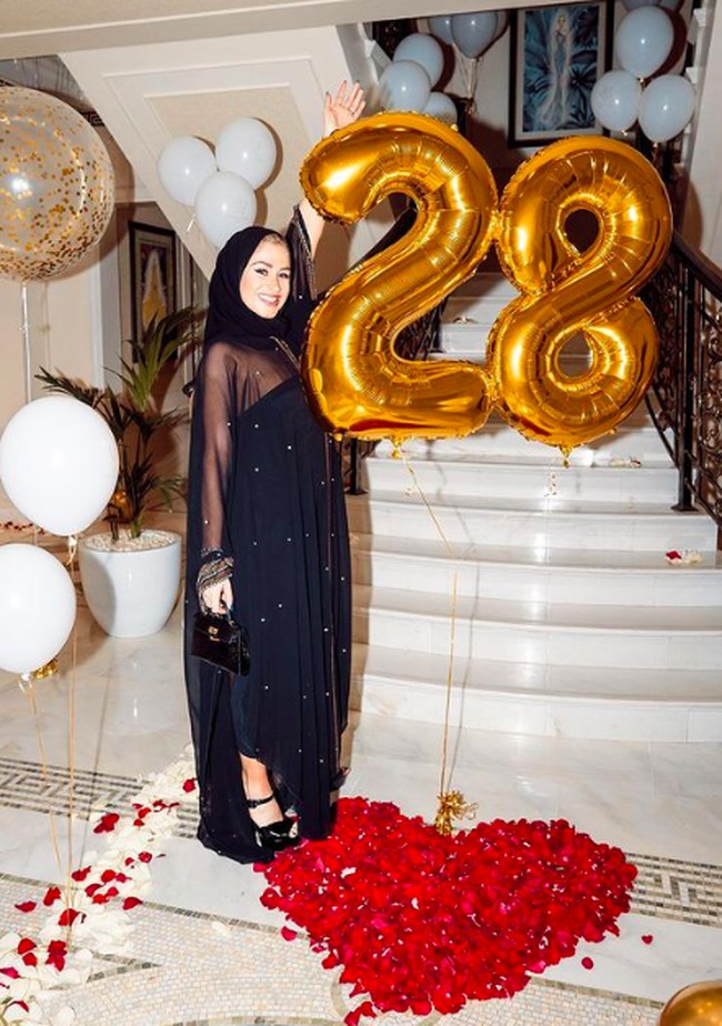 Namun, bagian lengan dan dadanya menerawang. Sejumlah netizen muslim yang kebanyakan dari dari Indonesia kemudian mengomentari pakaiannya tersebut. Mohon maaf Pak Haji, tp itu gimana konsep fashion bininya Pak :( Btw met ultah ya buat bininya,” komentar netizen di Twitter. Pada momen ulang tahunnya tersebut, keduanya merayakan di Dubai. Foto: dok. Instagrm/@zulaypogba