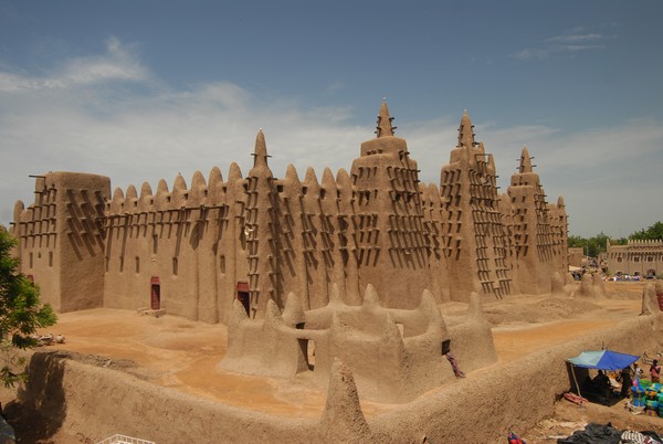 Bangunan masjid yang mulai didirikan pada tahun 800 Masehi ini merupakan salah satu bangunan tertua di kawasan kota tua Djenne, Mali. Masjid Agung Djenne dibangun kembali pada tahun 1907 dengan sentuhan gaya percampuran arsitektur Sudano dan Sahel yang masih utuh hingga kini. Bangunan masjid yang mulai didirikan pada tahun 800 Masehi ini merupakan salah satu bangunan tertua di kawasan kota tua Djenne, Mali. Masjid Agung Djenne dibangun kembali pada tahun 1907 dengan sentuhan gaya percampuran arsitektur Sudano dan Sahel yang masih utuh hingga kini.