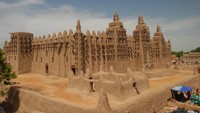 Bangunan masjid yang mulai didirikan pada tahun 800 Masehi ini merupakan salah satu bangunan tertua di kawasan kota tua Djenne, Mali. Masjid Agung Djenne dibangun kembali pada tahun 1907 dengan sentuhan gaya percampuran arsitektur Sudano dan Sahel yang masih utuh hingga kini.