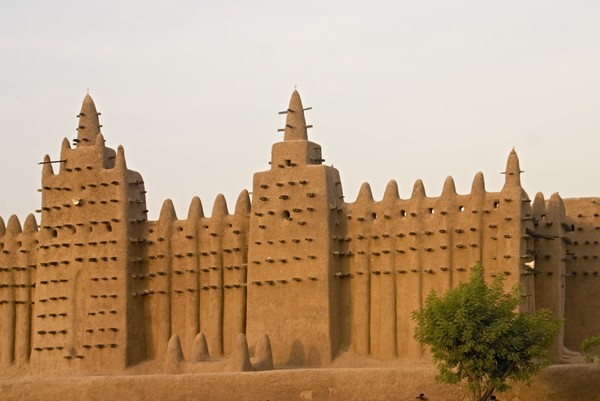 Masjid Agung Djenne berada di kota kecil Afrika Barat bernama Mali. 
