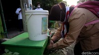 Selain itu, para siswa juga diwajibkan untuk mencuci tangan sebelum memasuki area sekolah.