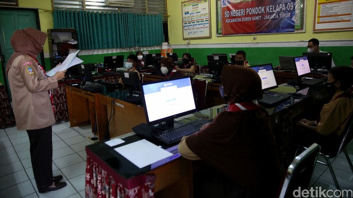 Siswa di SD Negeri Pondok Kelapa 09, Jakarta Timur, menjalani Asesmen Nasional Berbasis Komputer (ANBK). Kegiatan itu digelar dengan menerapkan prokes ketat.