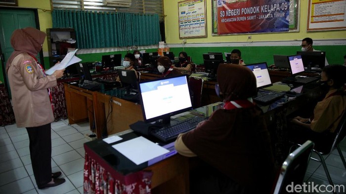 Siswa di SD Negeri Pondok Kelapa 09, Jakarta Timur, menjalani Asesmen Nasional Berbasis Komputer (ANBK). Kegiatan itu digelar dengan menerapkan prokes ketat.