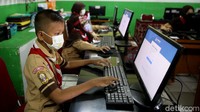 ANBK online dilakukan dengan harus memiliki akses internet yang stabil bagi komputer client dan harus memiliki komputer proctor untuk membuka token. Sementara untuk ANBK semi online maka komputer client tidak memiliki akses internet secara langsung. Komputer client akan terhubung dengan komputer proctor yang memiliki akses internet.