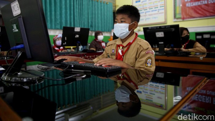Melihat Pelaksanaan ANBK untuk Siswa SD di Jakarta Siswa di SD Negeri Pondok Kelapa 09, Jakarta Timur, menjalani Asesmen Nasional Berbasis Komputer (ANBK). Kegiatan itu digelar dengan menerapkan prokes ketat.