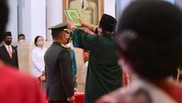 Letjen Dudung Abdurachman mengucapkan sumpah jabatan.