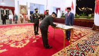 Sebelum akhirnya ditunjuk sebagai KSAD, Dudung sempat didapuk mengemban beberapa posisi. Dudung merupakan lulusan Akademi Militer (Akmil) tahun 1988, dari kecabangan infanteri.