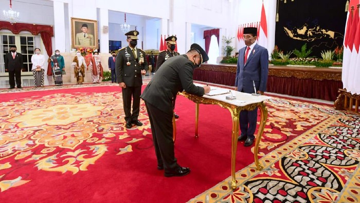 Melihat Prosesi Pelantikan Letjen Dudung Abdurachman Jadi KSAD Presiden Joko Widodo (Jokowi) resmi melantik Letjen Dudung Abdurachman menjadi Kepala Staf Angkatan Darat (KSAD). Pelantikan digelar dengan protokol kesehatan ketat.