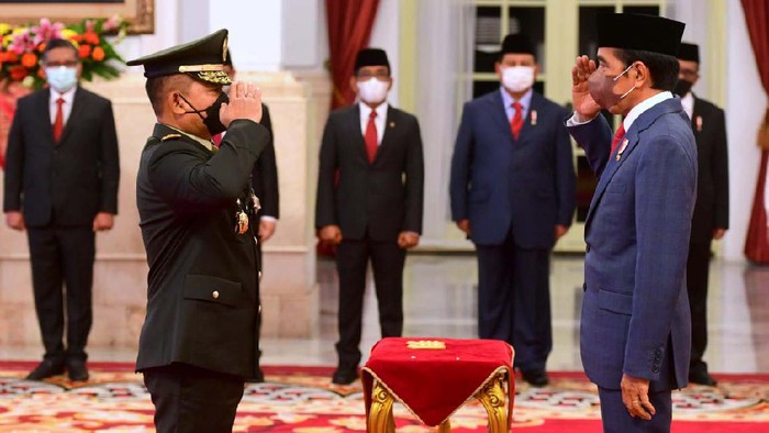 Presiden Joko Widodo (Jokowi) resmi melantik Letjen Dudung Abdurachman menjadi Kepala Staf Angkatan Darat (KSAD). Pelantikan digelar dengan protokol kesehatan ketat.