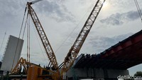 Crawler crane Sany SCC8000A, dengan superlift 12 m telah melakukan pengerjaan pengangkatan di ruas 2A-Ujung Jalan Tol Becakayu dengan lancar dan presisi tinggi.