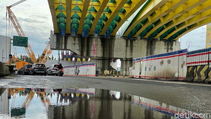 Mengintip Crane Raksasa Pasang Girder di Proyek Tol Becakayu Pemasangan girder Tol Becakayu tengah dilakukan di atas jalan Achmad Yani, Kota Bekasi, Rabu (17/11/2021). Pemasangan ini menggunakan crane raksasa.