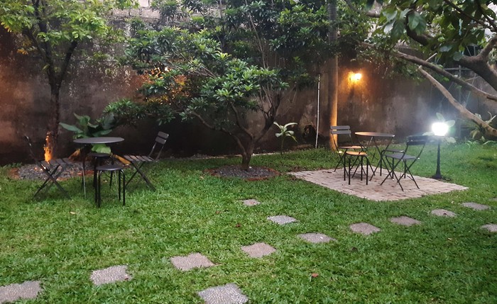 Menikmati Kopi dengan Suasana Tenang Guna Merefresh Otak Bagi traveller yang ingin mencari tempat nongkrong dengan suasana baru, maka datang ke Ruang Rakyat Coffe & Garden. Kalian bisa nikmati sejuknya taman sambil minum kopi.