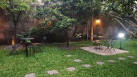 Ruang rakyat Coffee & Garden memiliki area luas dengan ruang terbuka hijau. Bangunanya sederhana namun menarik. (Instagram/Pasir Angin)
