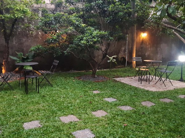 Ruang rakyat Coffee & Garden memiliki area luas dengan ruang terbuka hijau. Bangunanya sederhana namun menarik. (Instagram/Pasir Angin)