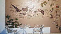 Kafe ini juga memiliki spot favorit untuk berfoto, sangat cocok untuk traveler yang memiliki hobi untuk mengabadikan momen atau tempat-tempat yang menarik. Yaitu sebuah sudut yang terdapat sebuah mural bergambarkan peta negara Indonesia yang terbentang luas yang juga dihias oleh sedikit hiasan pendukung lainnya. Membuat traveler ketika berfoto akan terlihat keren dan instagramable.