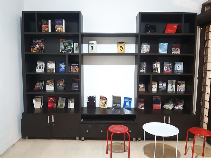 Bagi traveller yang ingin mencari tempat nongkrong dengan suasana baru, maka datang ke Ruang Rakyat Coffe & Garden. Kalian bisa nikmati sejuknya taman sambil minum kopi.