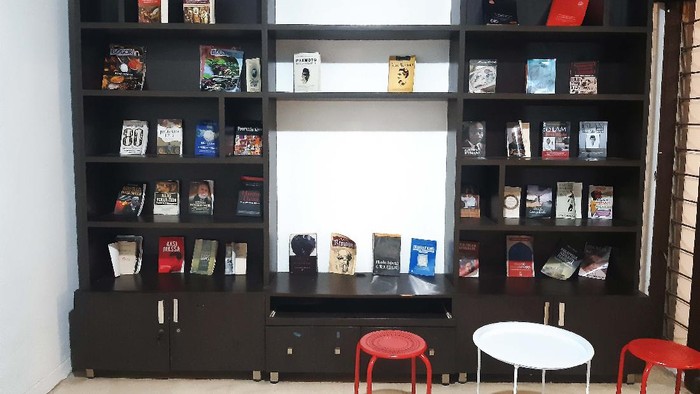 Bagi traveller yang ingin mencari tempat nongkrong dengan suasana baru, maka datang ke Ruang Rakyat Coffe & Garden. Kalian bisa nikmati sejuknya taman sambil minum kopi.