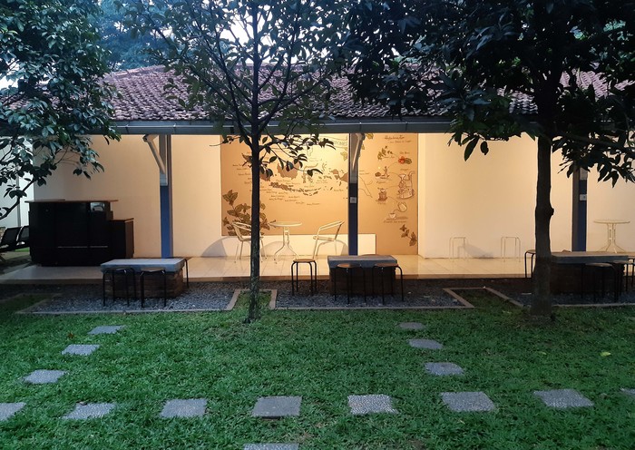 Menikmati Kopi dengan Suasana Tenang Guna Merefresh Otak Bagi traveller yang ingin mencari tempat nongkrong dengan suasana baru, maka datang ke Ruang Rakyat Coffe & Garden. Kalian bisa nikmati sejuknya taman sambil minum kopi.
