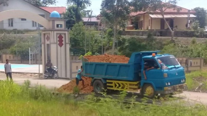Mobil Berisi Tanah di Depan Kacabdin Disdik Aceh Barat Daya Halangi Kendaraan
