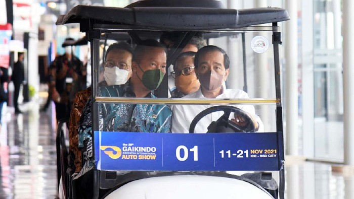 Momen Jokowi Kelilingi Pameran GIIAS 2021 Presiden Joko Widodo meninjau pameran GIIAS 2021 yang digelar di ICE BSD City, Tangerang. Jokowi berkeliling melihat pameran mobil, motor, hingga kendaraan komersial.