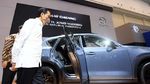 Momen Jokowi Kelilingi Pameran GIIAS 2021